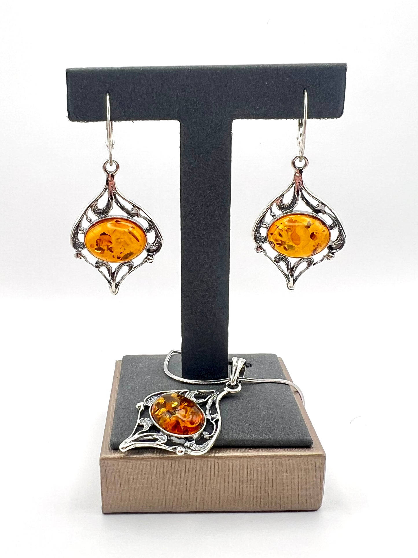 Künstlerisches Schmuck-Set: Bernstein im Ornament-Rahmen
