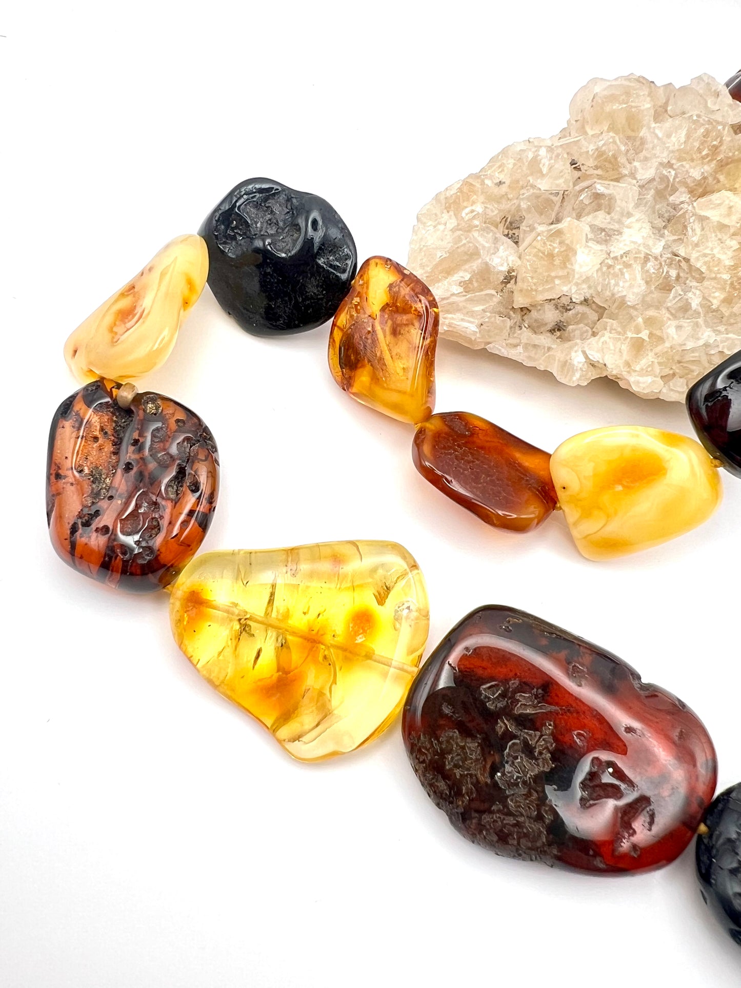 Beeindruckendes Collier aus naturbelassenem Natur-Bernstein