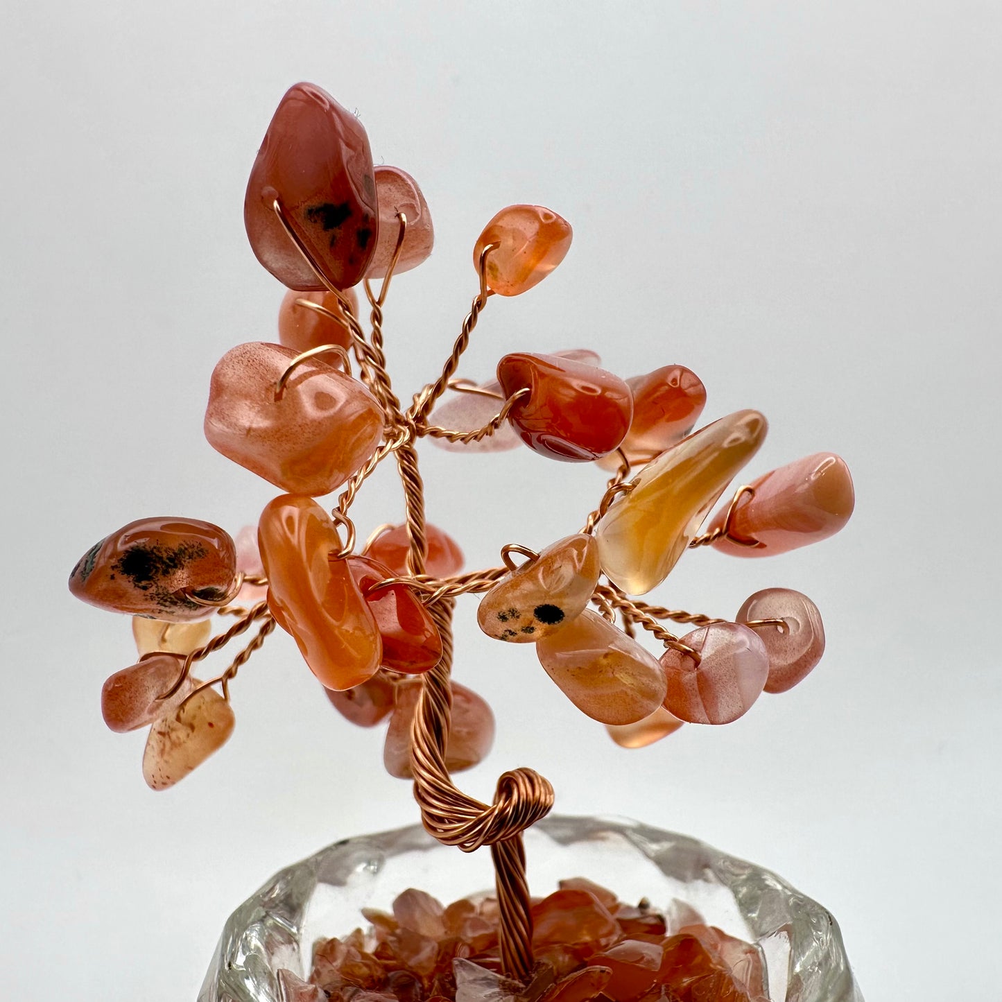 Kleiner, energetischer Deko-Baum aus leuchtendem Karneol