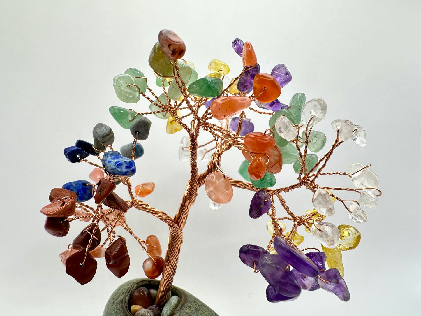 Harmonisierender Edelsteinbaum mit 7 Chakren-Steinen