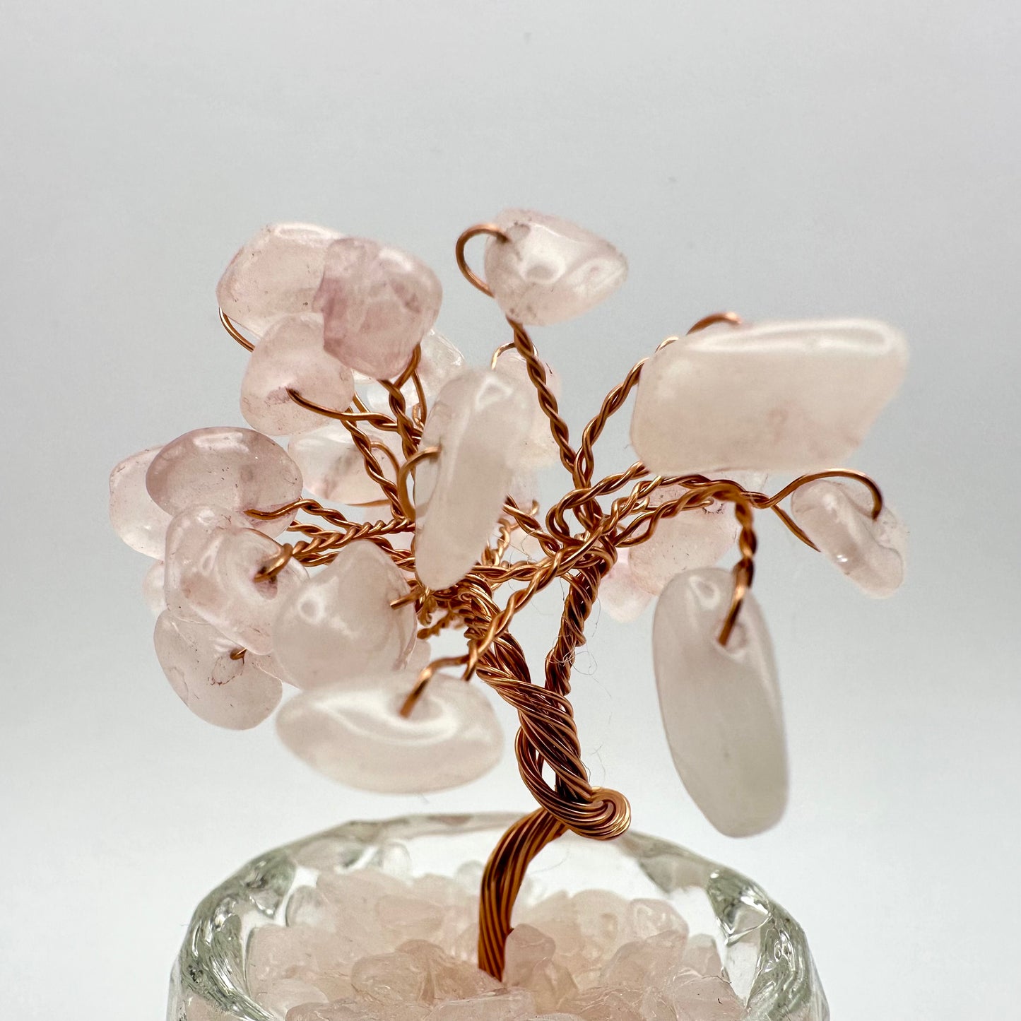 Kleiner, harmonischer Deko-Baum aus sanftem Rosenquarz