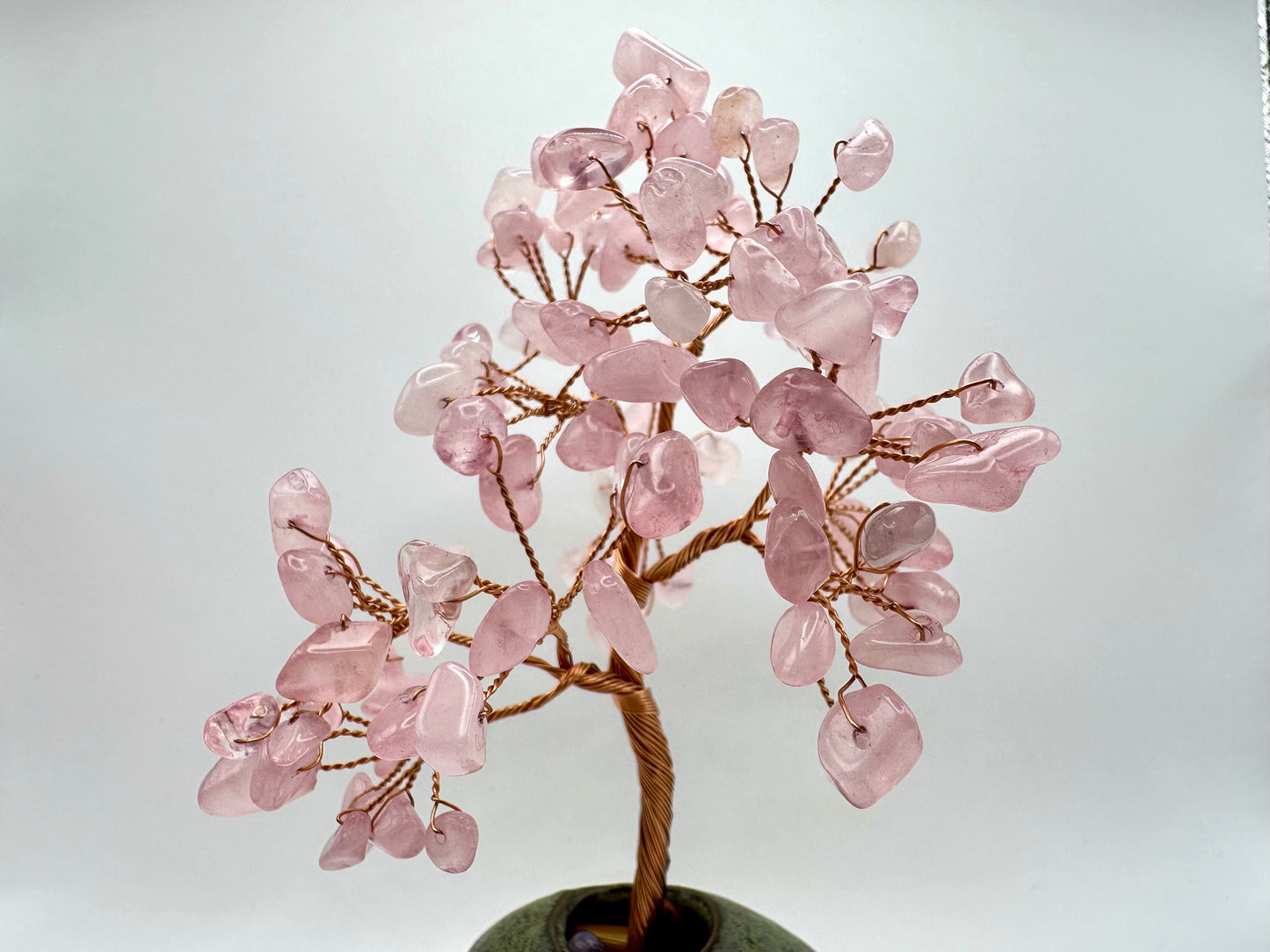 Dekorativer Edelsteinbaum aus sanftem Rosenquarz