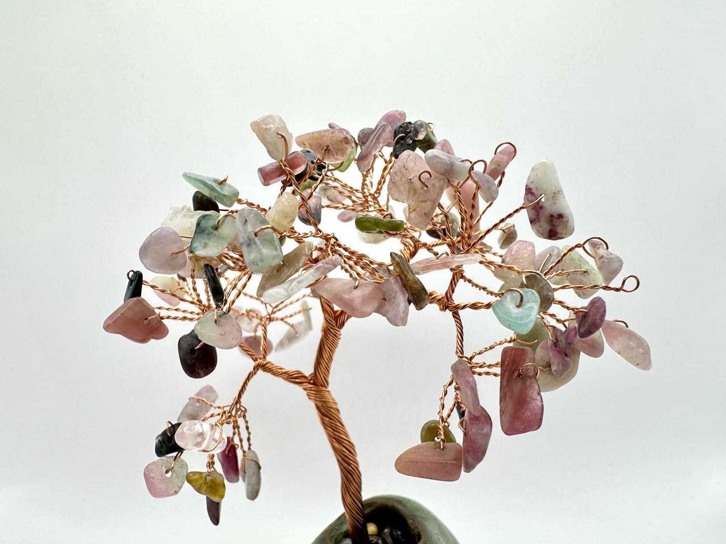 Einzigartiger Deko-Baum aus bunten Turmalin-Splittern