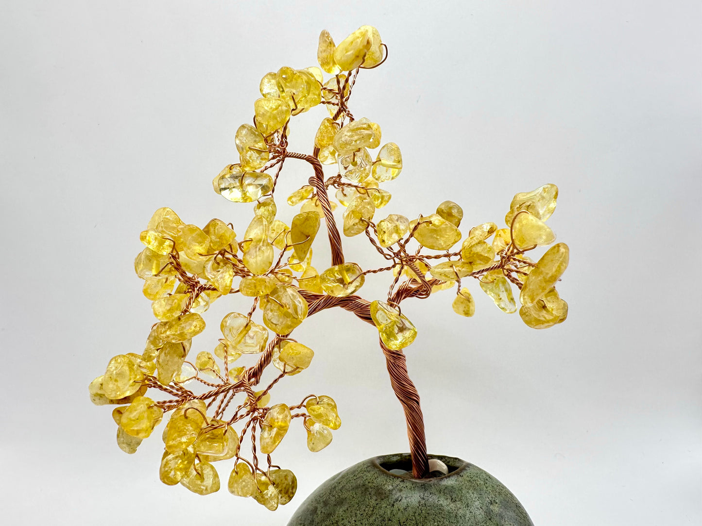 Energetisches Deko-Objekt aus leuchtendem Citrin