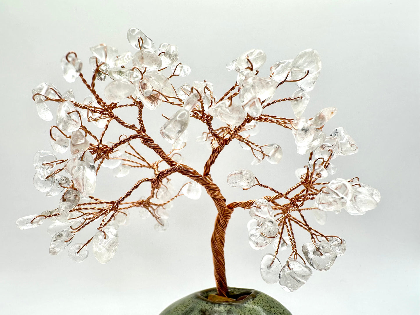 Strahlendes Deko-Objekt aus klarem Bergkristall