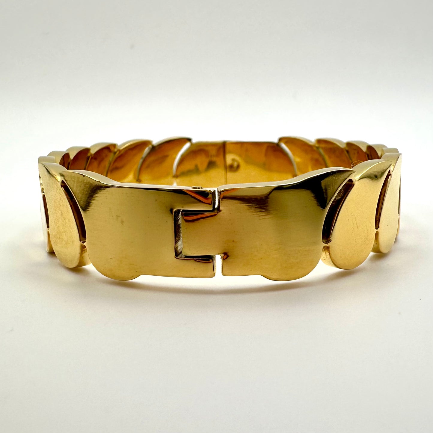 Armreif „Golden Scale“ mit Segment-Struktur
