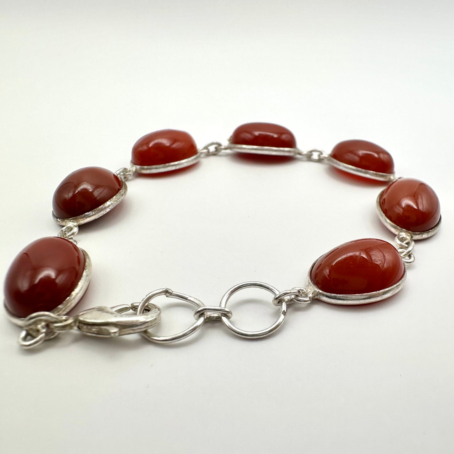 Armband mit Karneol und Edelstahl – Warme Eleganz