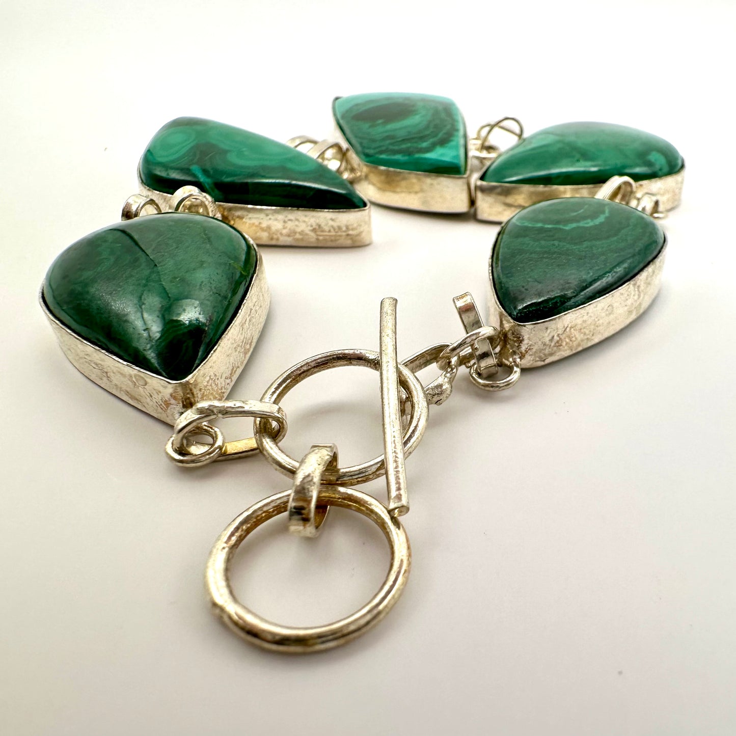 Statement-Armband mit Malachit und Edelstahl – Kraftvolle Kontraste