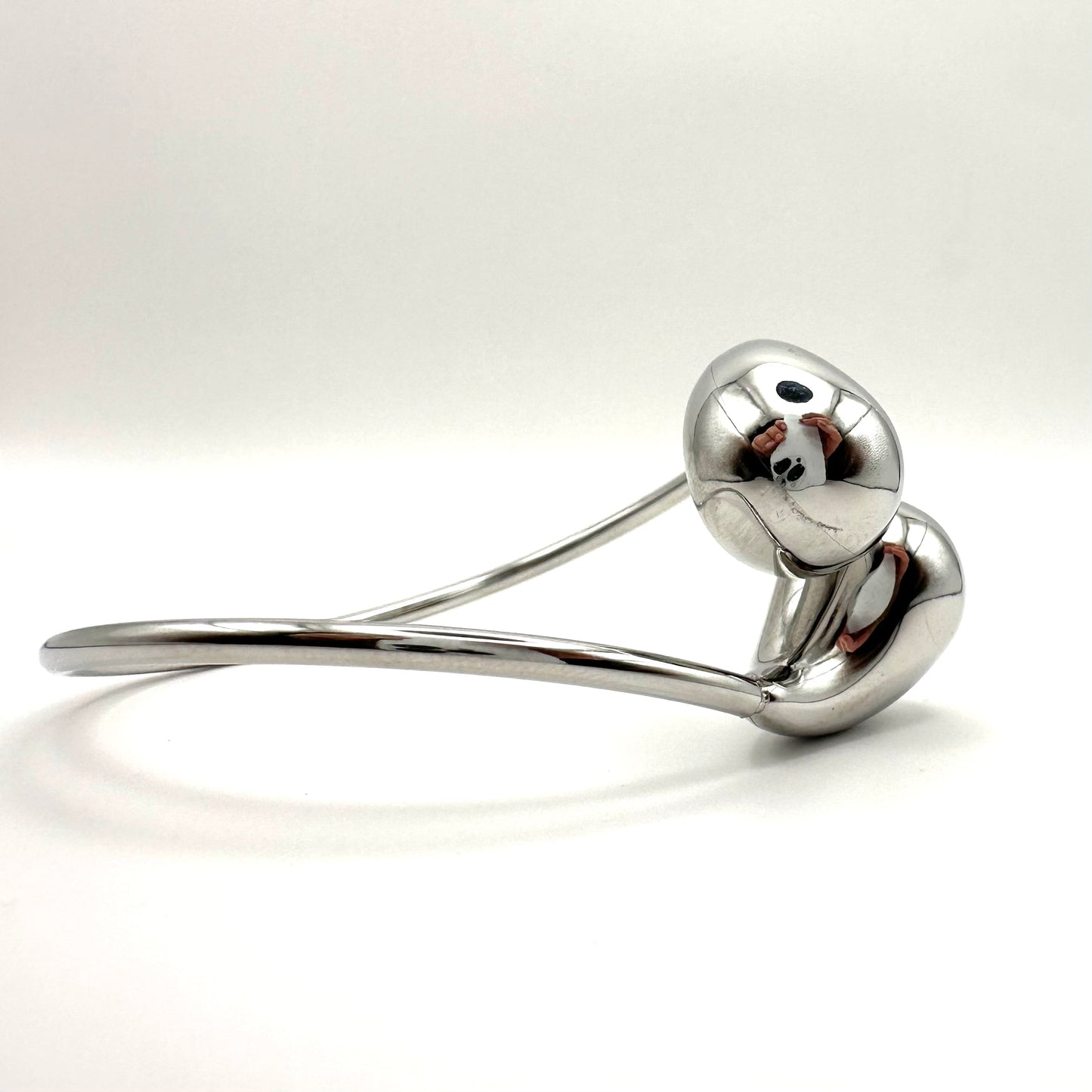 Futurismus trifft Eleganz: Der „Liquid Silver“ Armreif