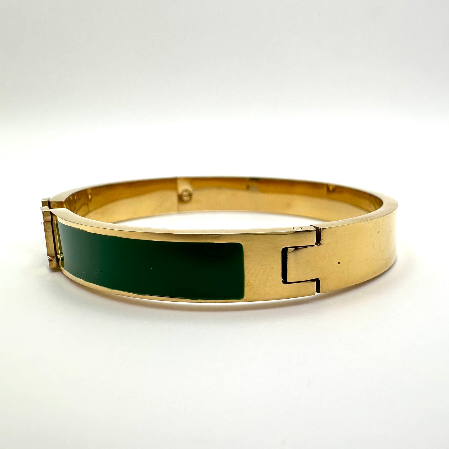 Elegantes Emaille-Armspange im ikonischen Design