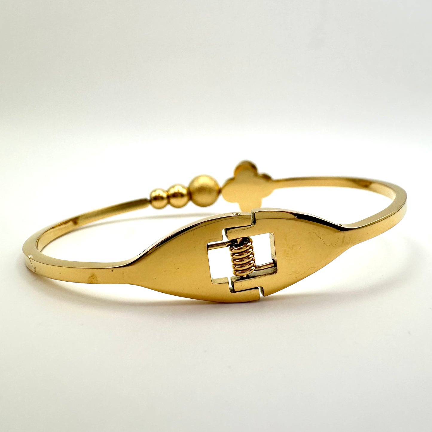 Exklusiver Armreif mit Kleeblatt-Motiv und Goldperlen