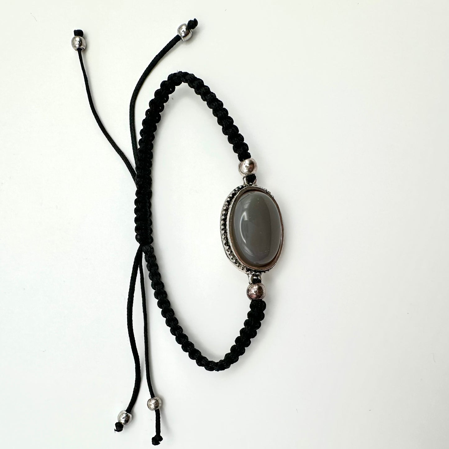 Armband mit grauem Achat – Handgefertigtes Design