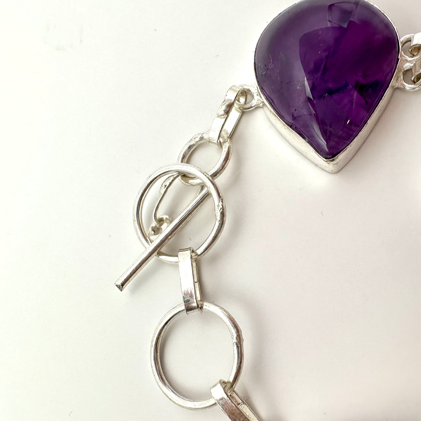 Armband mit Amethyst und Edelstahl – Kraftvolle Eleganz