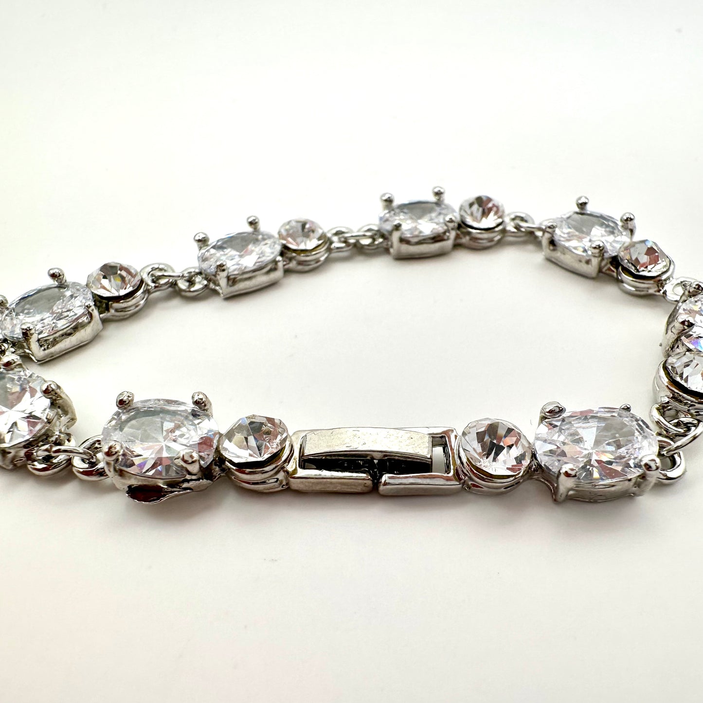 Damen-Armband „Teardrop Elegance“ mit Zirkonia-Besatz