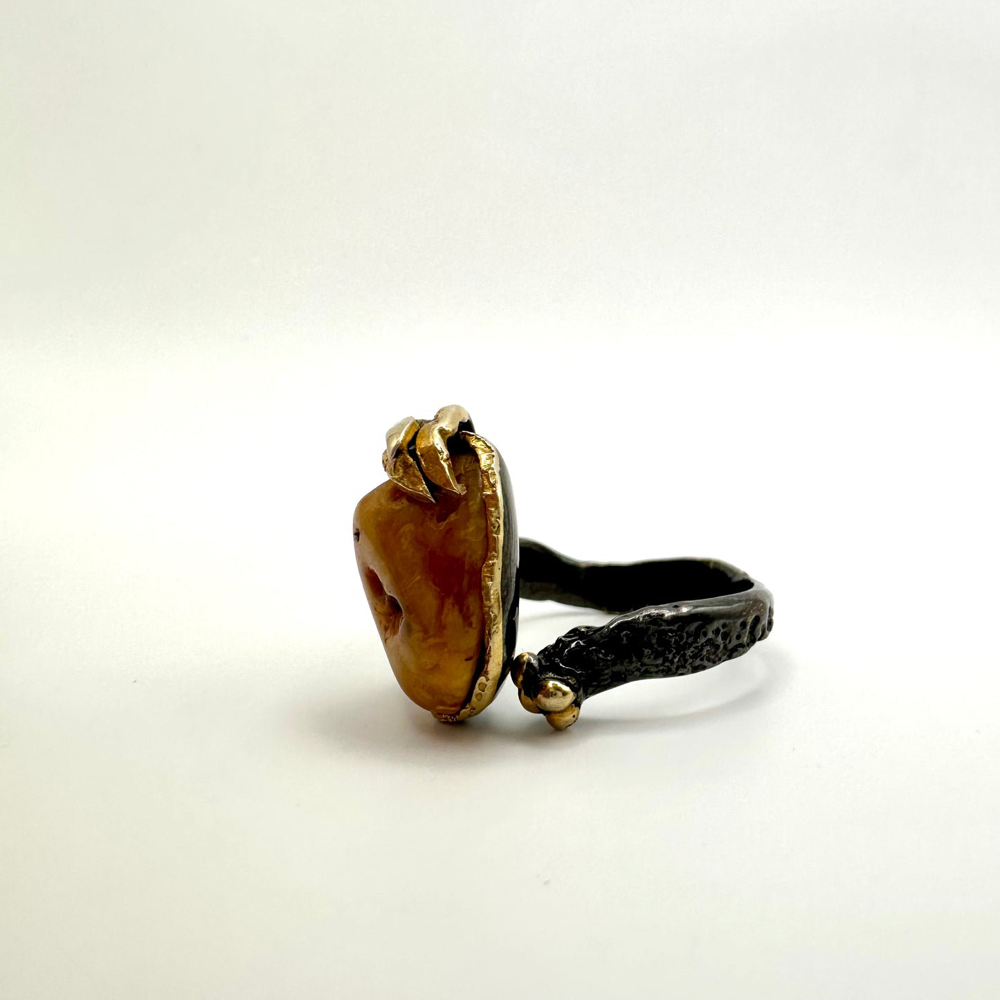 Ring mit Bernstein – Archaische Naturkraft