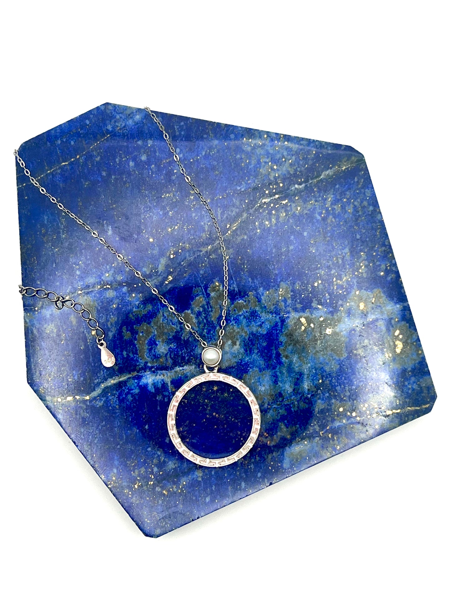 Auffälliges Collier mit Lapislazuli und Mäander-Design