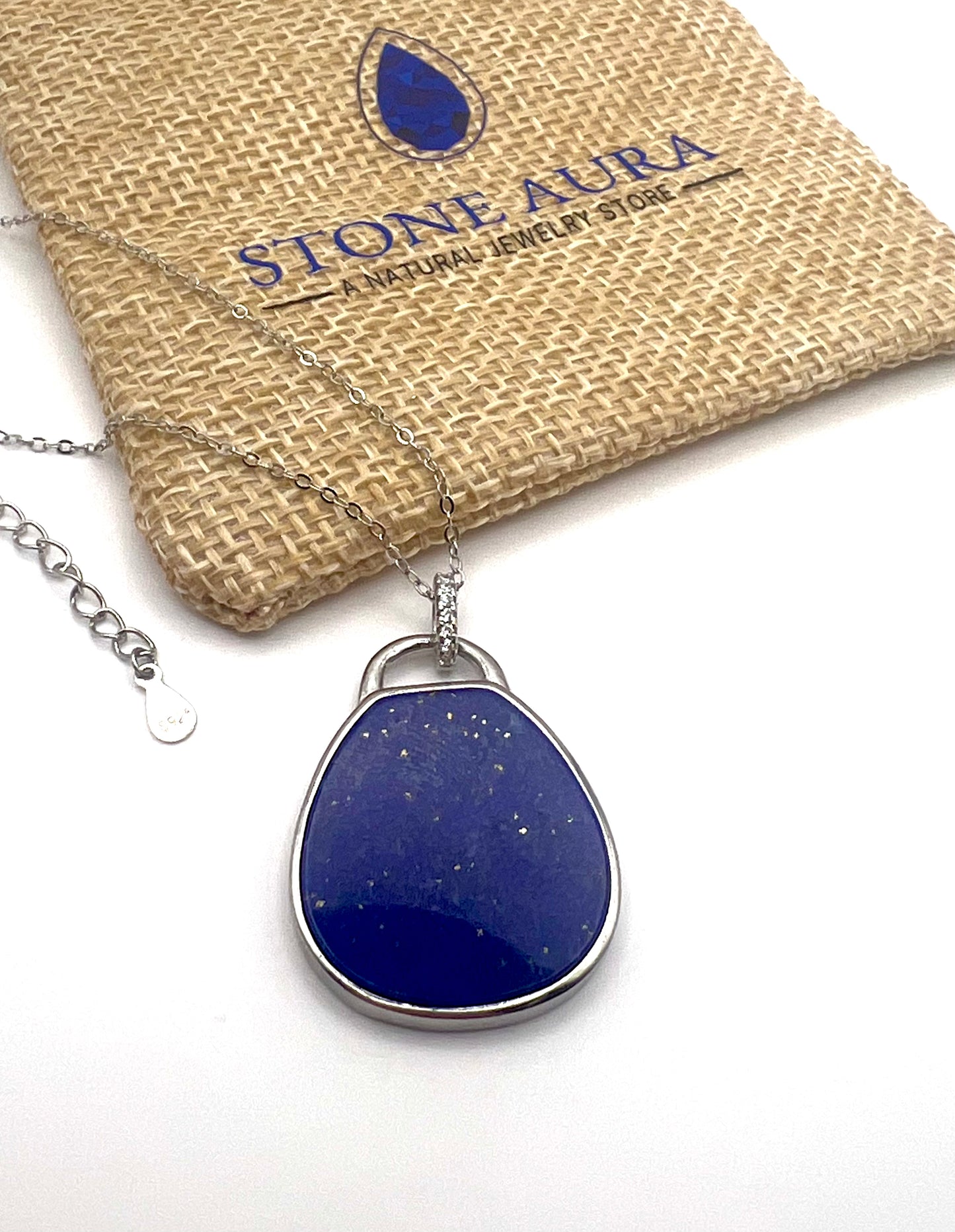 Statement-Anhänger aus glänzendem 925er Silber mit einer Kette