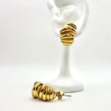 Ohrstecker „Golden Ribs“ im Croissant-Stil