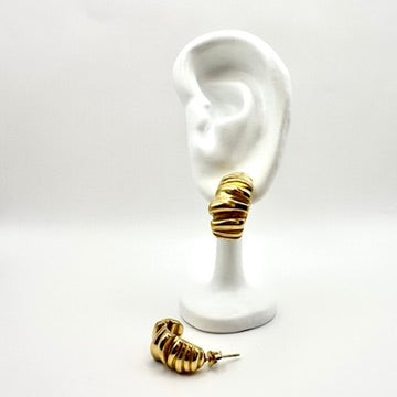 Ohrstecker „Golden Ribs“ im Croissant-Stil