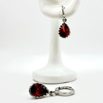 Creolen „Scarlet Drop“ mit rotem Glas (Silber-Optik)