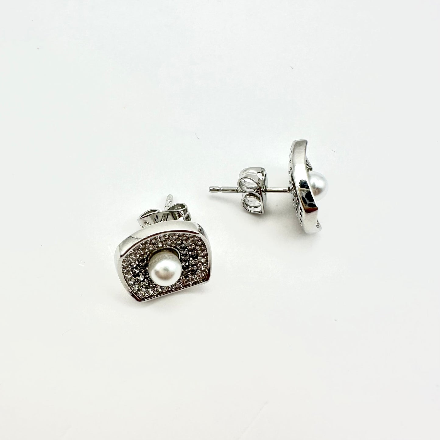 Quadratische Ohrstecker „Pearl Pavé“ mit Zirkonia