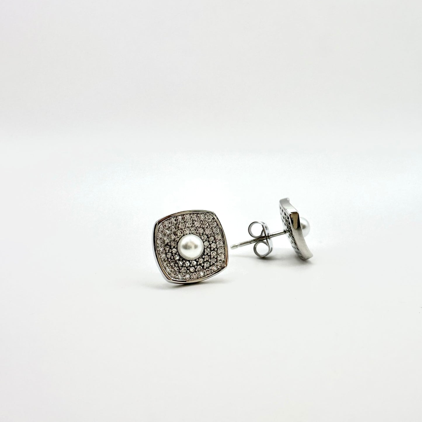 Quadratische Ohrstecker „Pearl Pavé“ mit Zirkonia