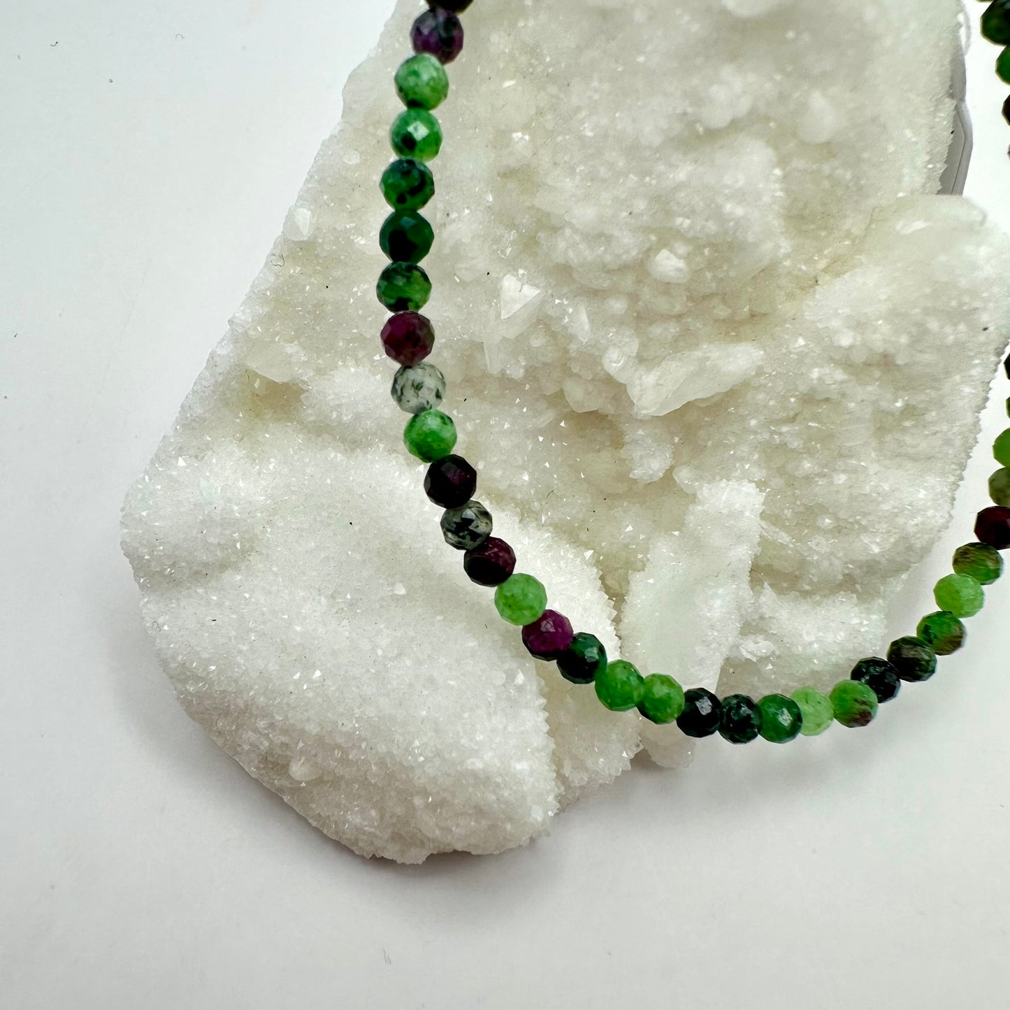 Rubin in Zoisit (facettiert) Armband