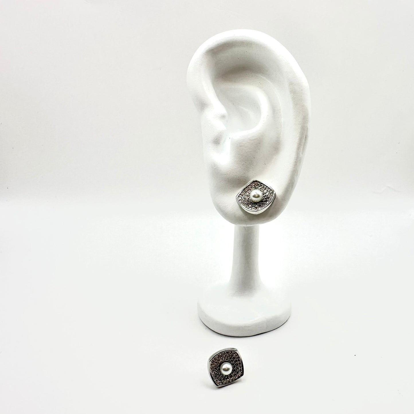 Quadratische Ohrstecker „Pearl Pavé“ mit Zirkonia