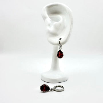 Creolen „Scarlet Drop“ mit rotem Glas (Silber-Optik)