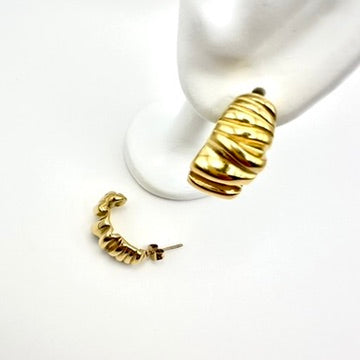 Ohrstecker „Golden Ribs“ im Croissant-Stil