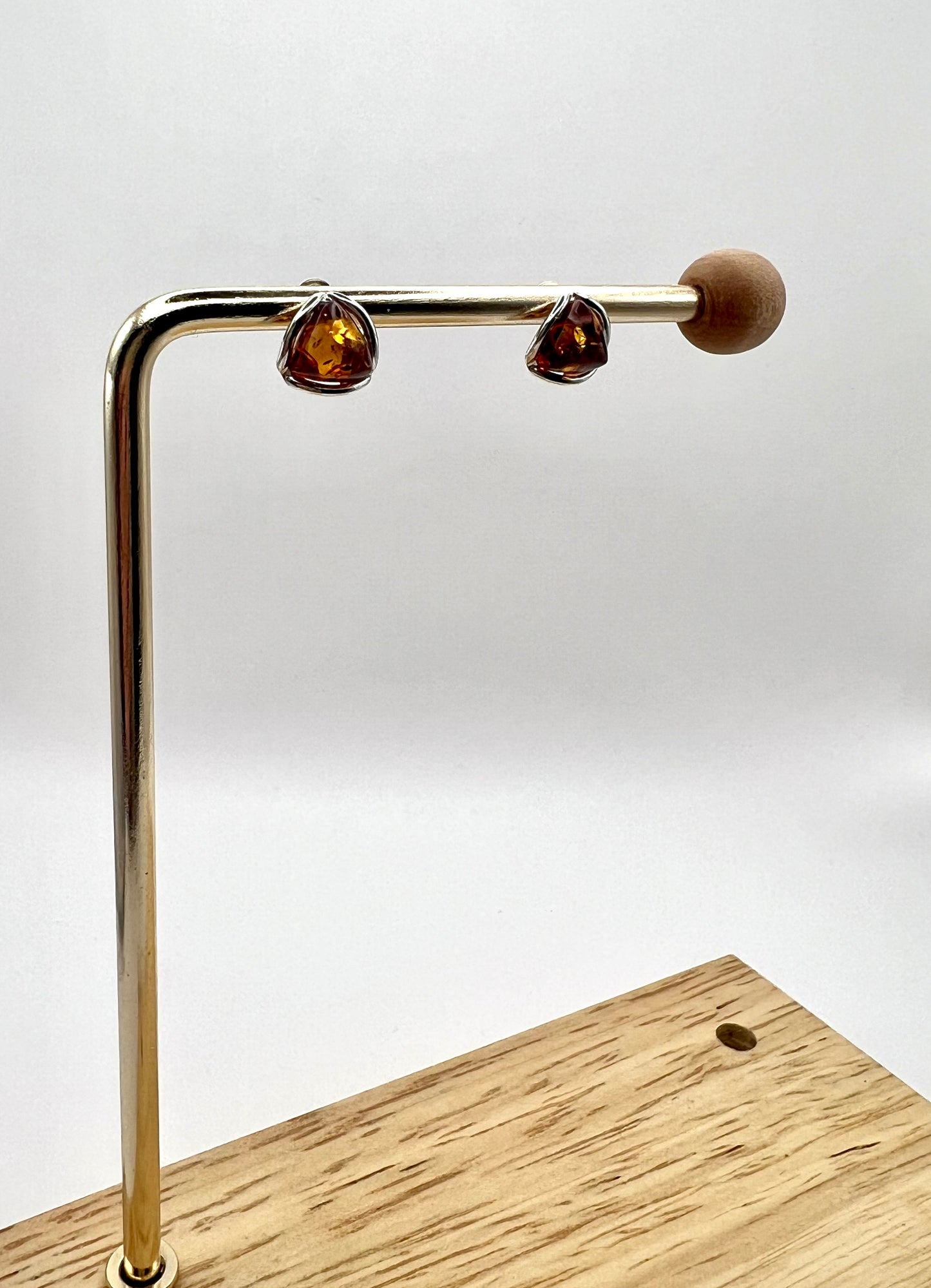 Moderne Dreieck-Ohrstecker | Cognac-Bernstein