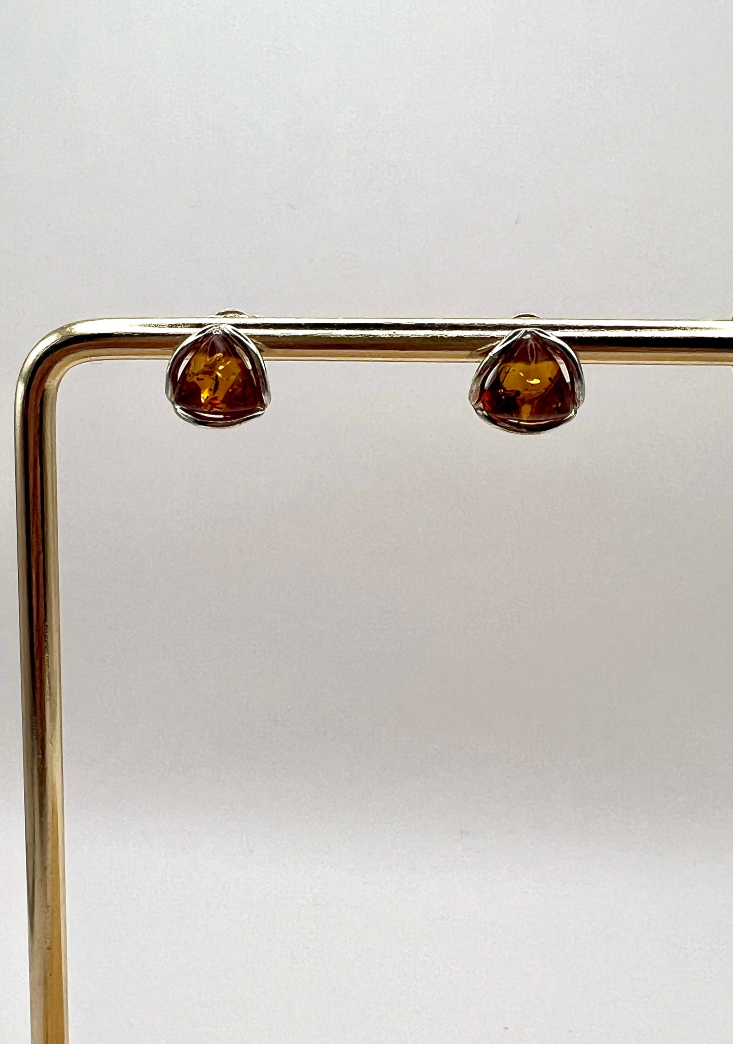 Moderne Dreieck-Ohrstecker | Cognac-Bernstein