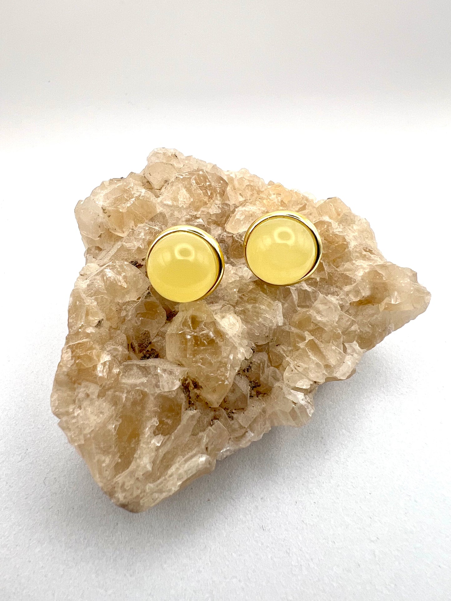 Milch-Bernstein Ohrstecker | Gold-Optik | Ø 1 cm