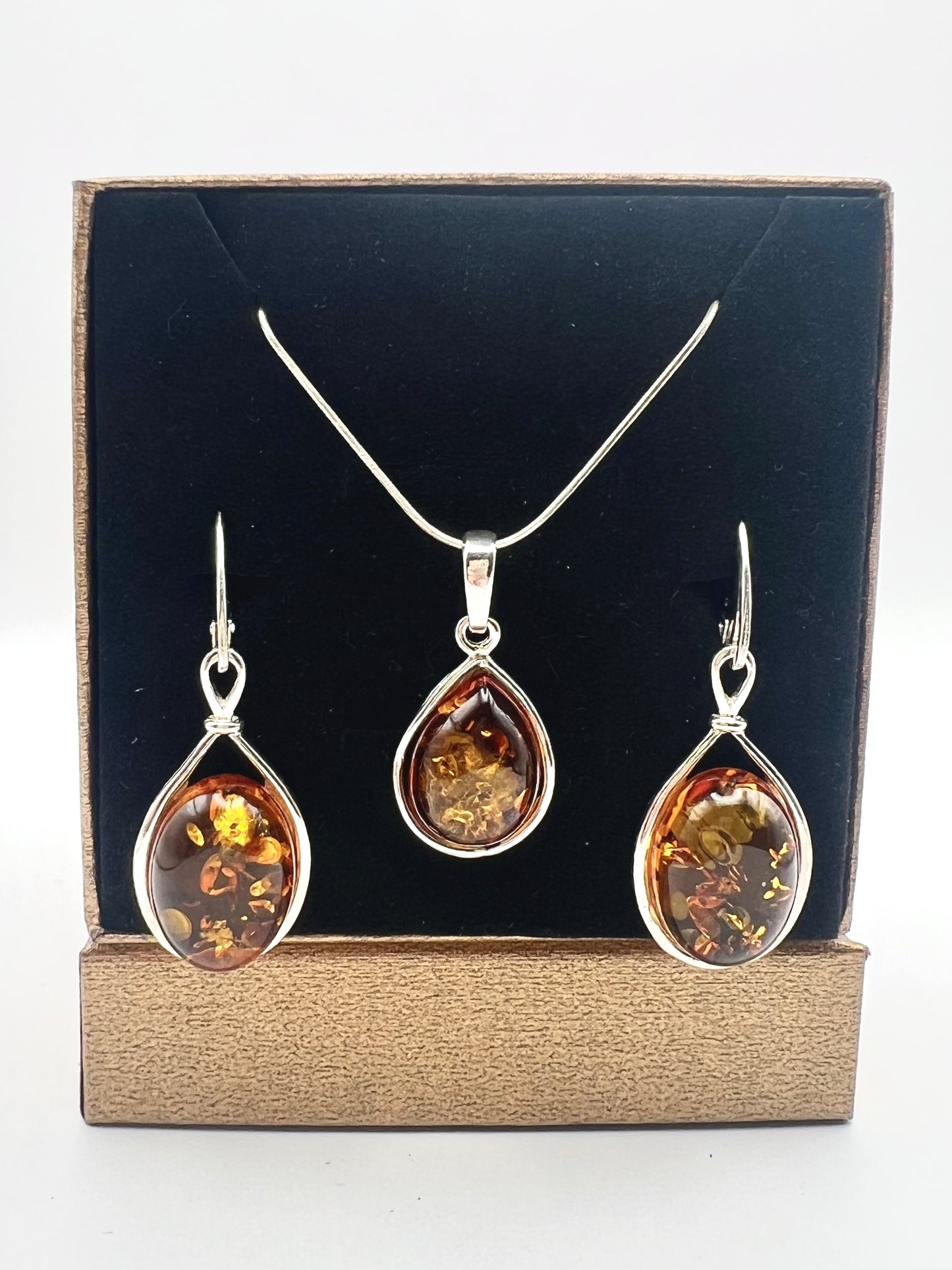 Elegantes Schmuck-Set: Bernstein in Tropfenform