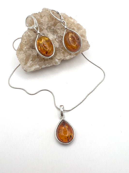 Elegantes Schmuck-Set: Bernstein in Tropfenform