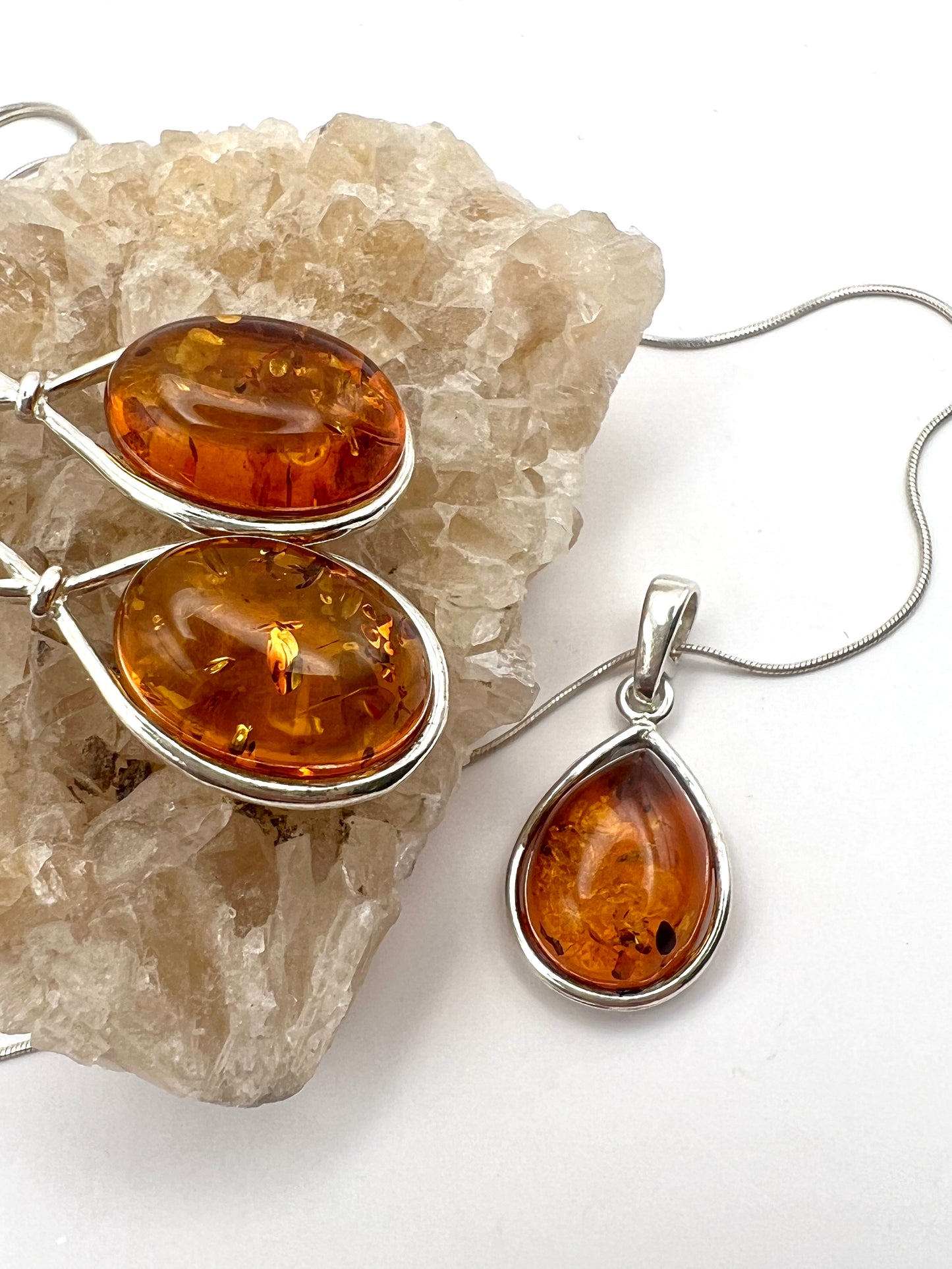 Elegantes Schmuck-Set: Bernstein in Tropfenform