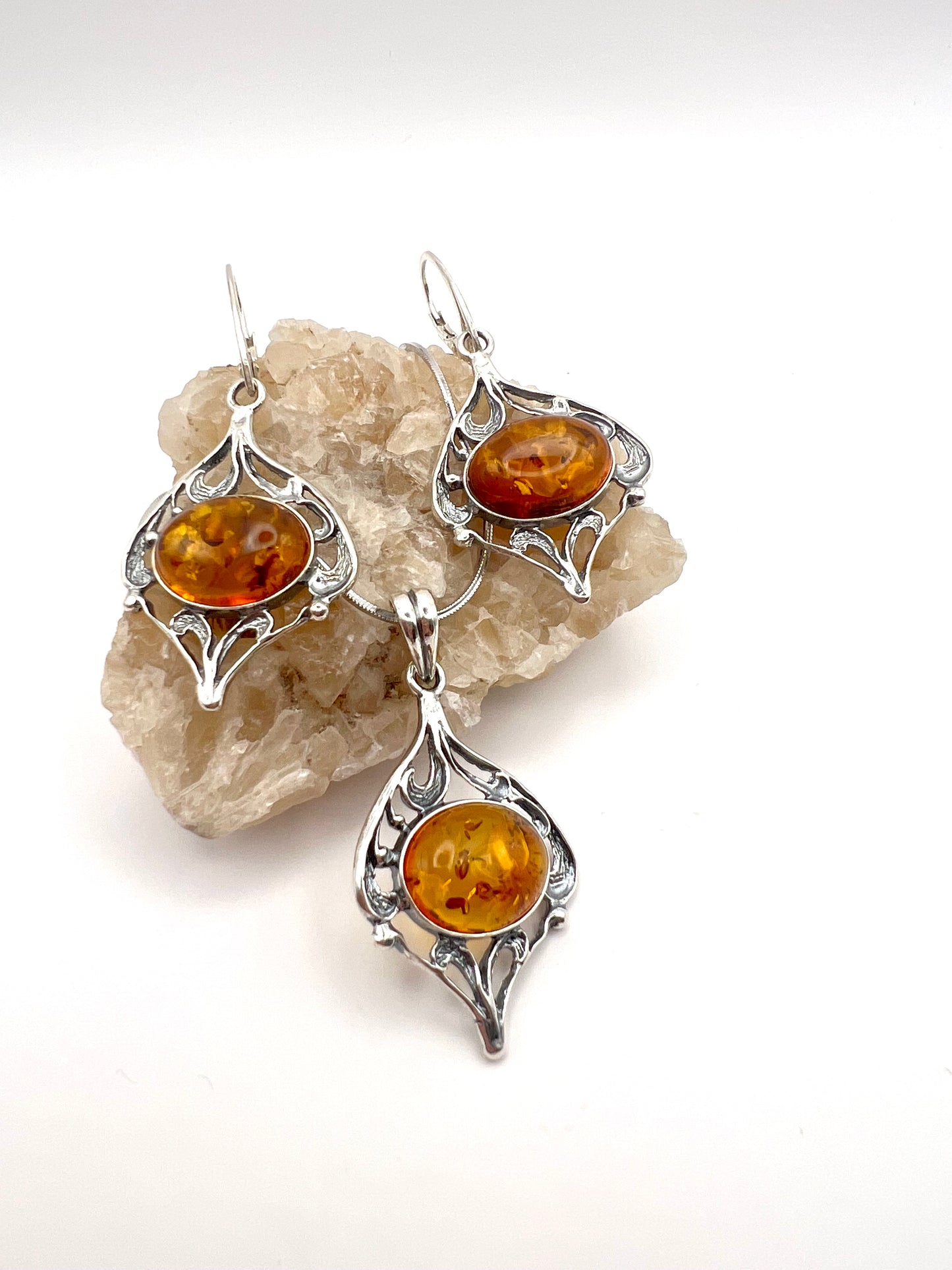 Künstlerisches Schmuck-Set: Bernstein im Ornament-Rahmen