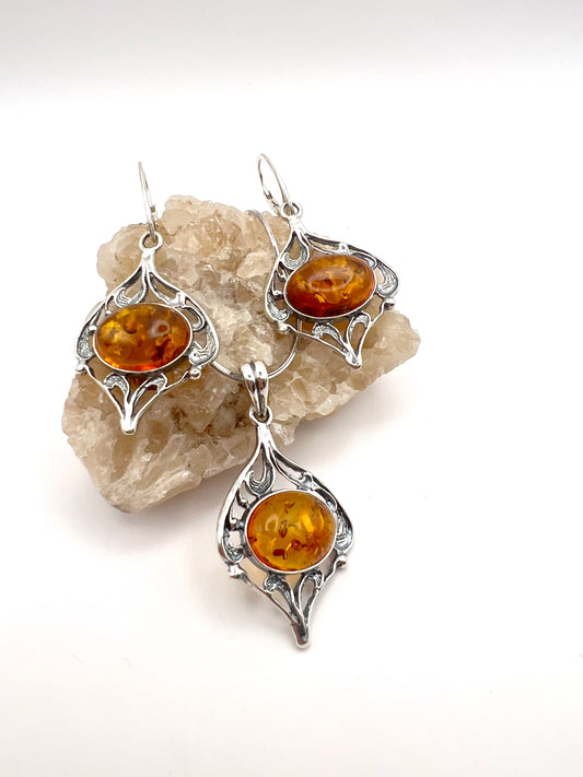 Künstlerisches Schmuck-Set: Bernstein im Ornament-Rahmen