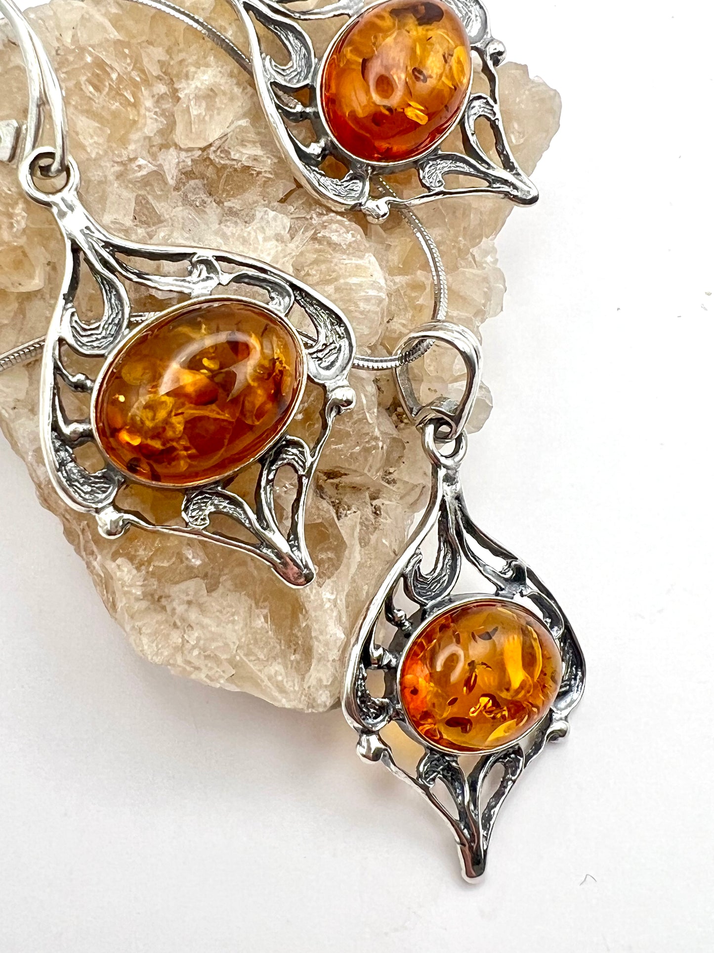 Künstlerisches Schmuck-Set: Bernstein im Ornament-Rahmen