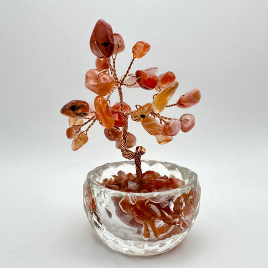 Kleiner, energetischer Deko-Baum aus leuchtendem Karneol