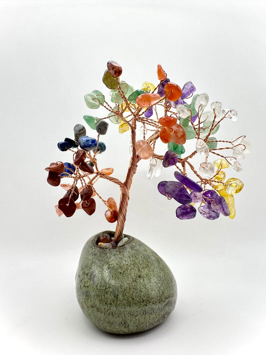 Harmonisierender Edelsteinbaum mit 7 Chakren-Steinen