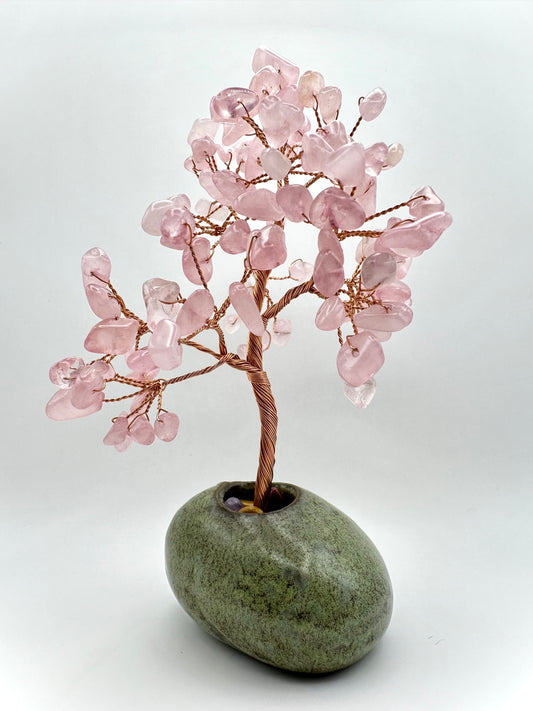 Dekorativer Edelsteinbaum aus sanftem Rosenquarz