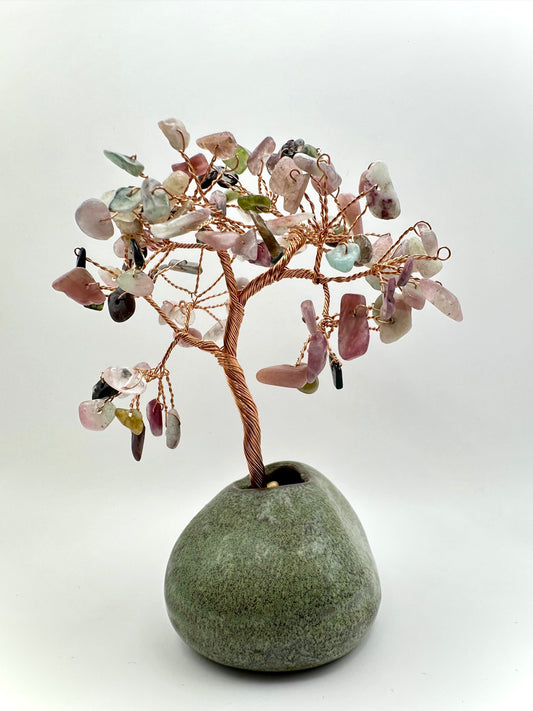 Einzigartiger Deko-Baum aus bunten Turmalin-Splittern