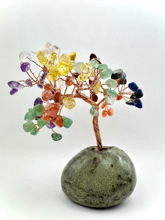 Harmonisierender Edelsteinbaum mit 7 Chakren-Steinen