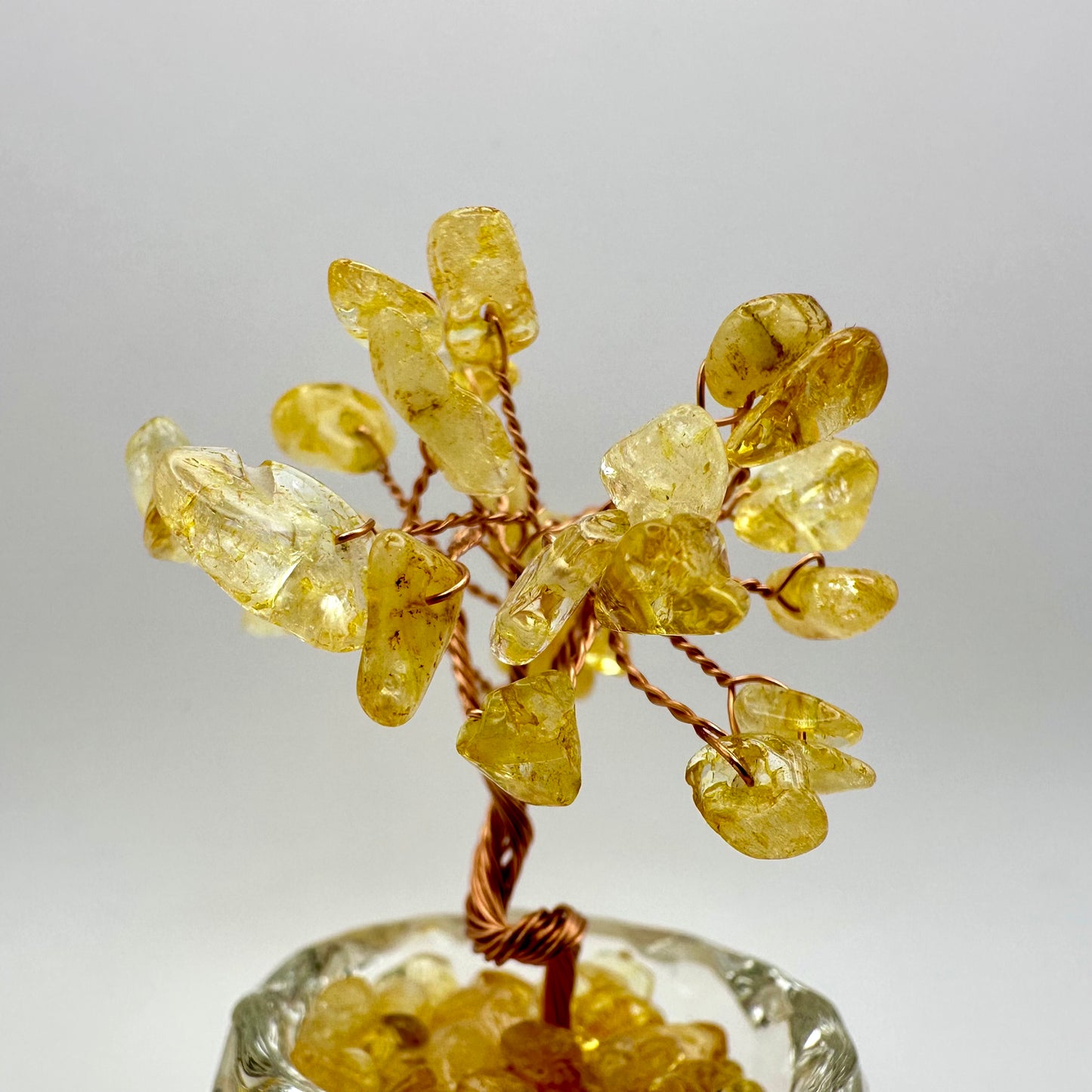 Kleiner, energetischer Deko-Baum aus leuchtendem Citrin