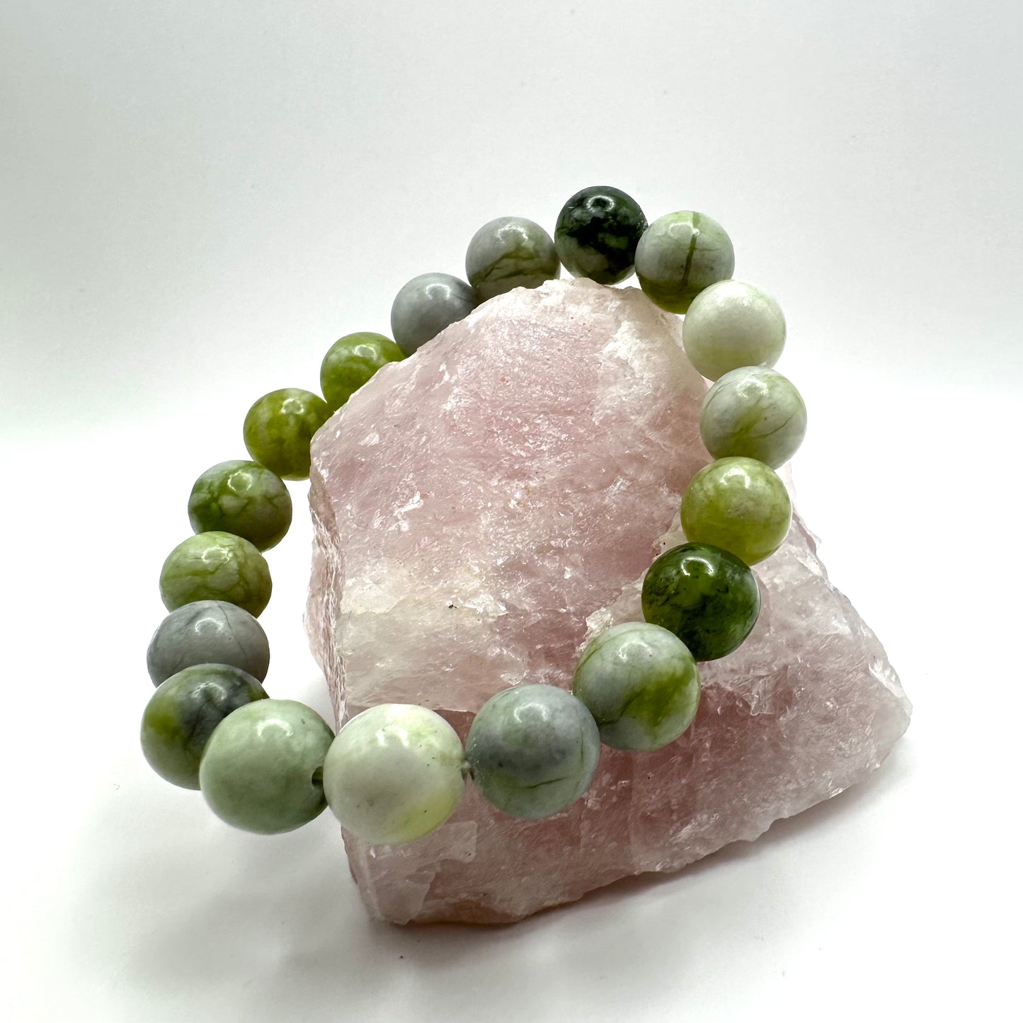 Einzigartiges Armband aus Jade (Kugel 10 mm)