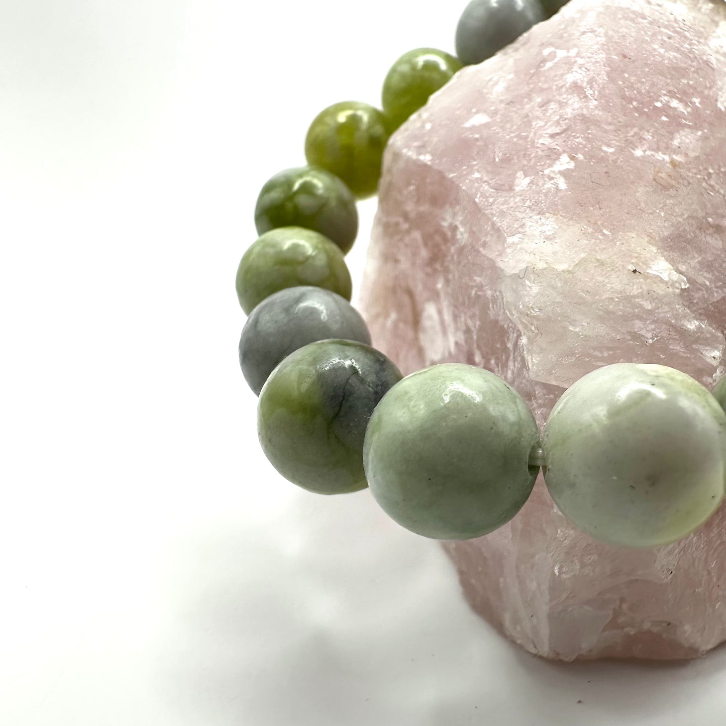 Einzigartiges Armband aus Jade (Kugel 10 mm)