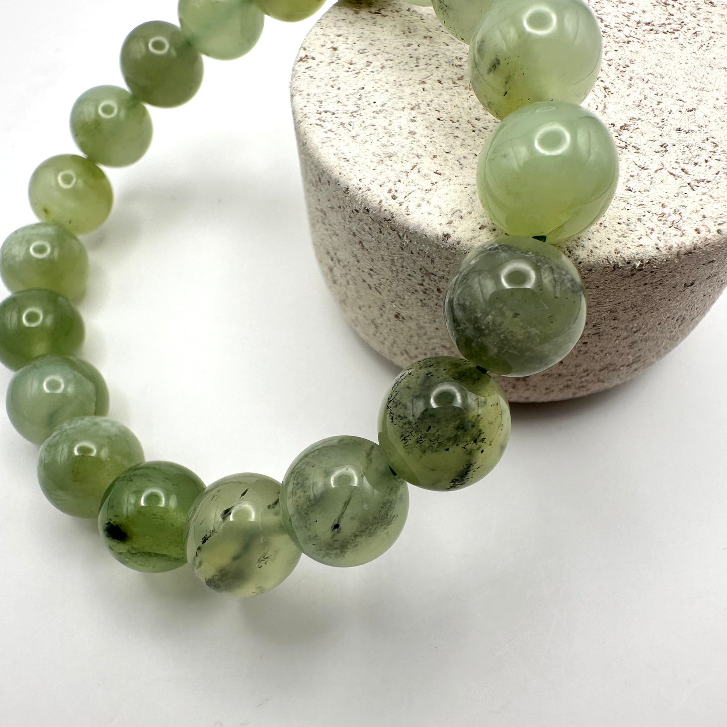 Zartes Armband aus Prehnit (Kugel 10 mm)