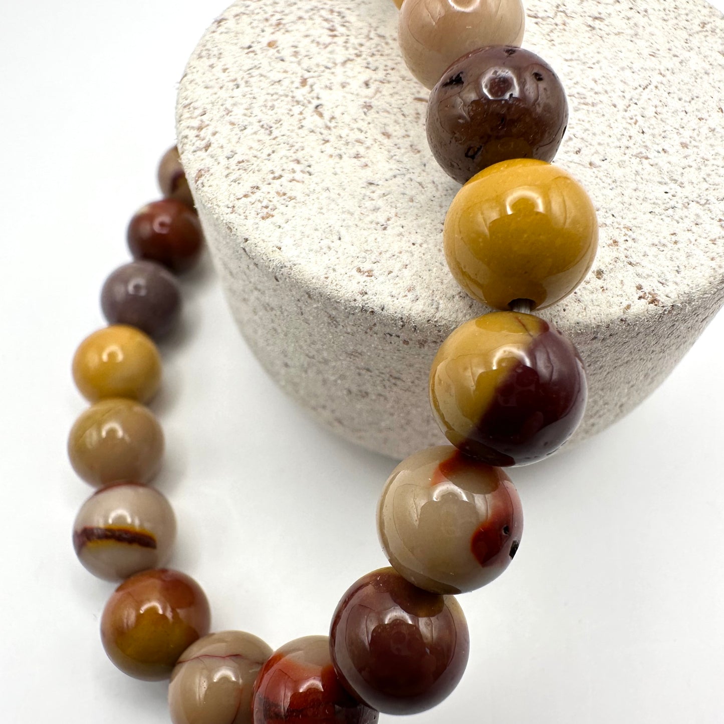 Stilvolles Armband aus Mookaite Jaspis (Kugel 8 mm)
