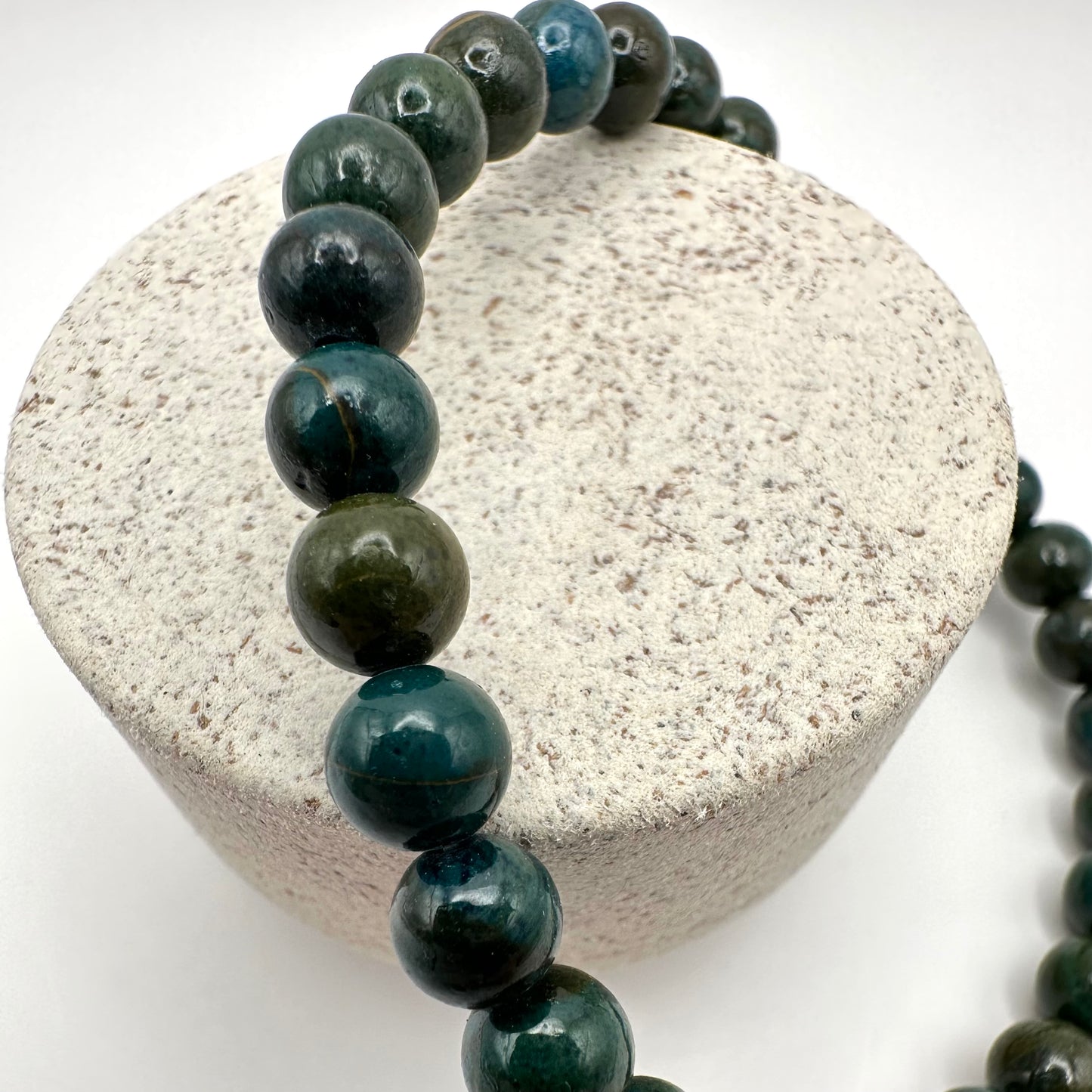 Stilvolles Armband aus grünem Jaspis (Kugel 8 mm)